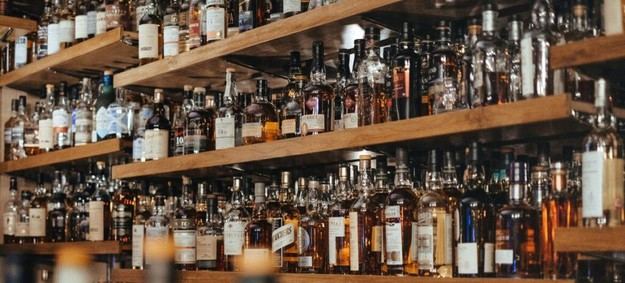 Incrementar impuestos a bebidas azucaradas y alcohólicas podría salvar vidas, advierte la OMS