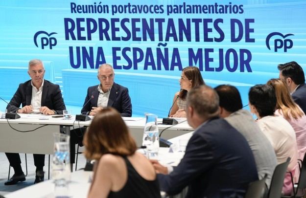 Bendodo se reúne con portavoces autonómicos para mejorar la coordinación del PP