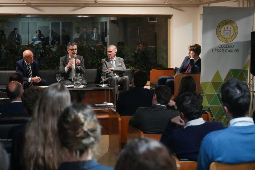 Bolaños dialoga sobre reformas judiciales con estudiantes en Madrid