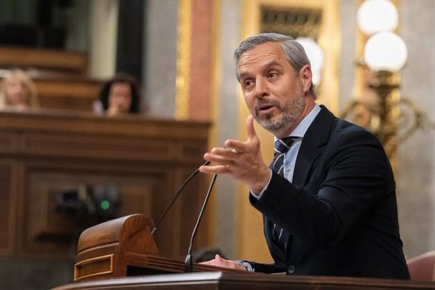 Bravo critica la ausencia de PGE y su impacto en el empobrecimiento y el caos en España