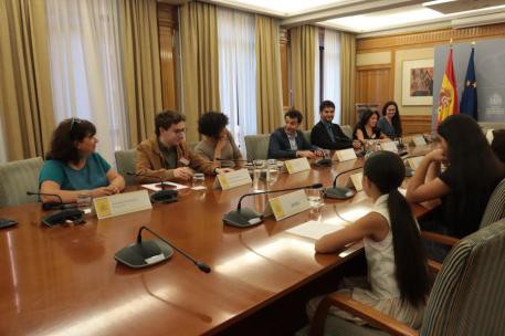 Bustinduy se reúne con jóvenes que investigan la publicidad de alimentos poco saludables