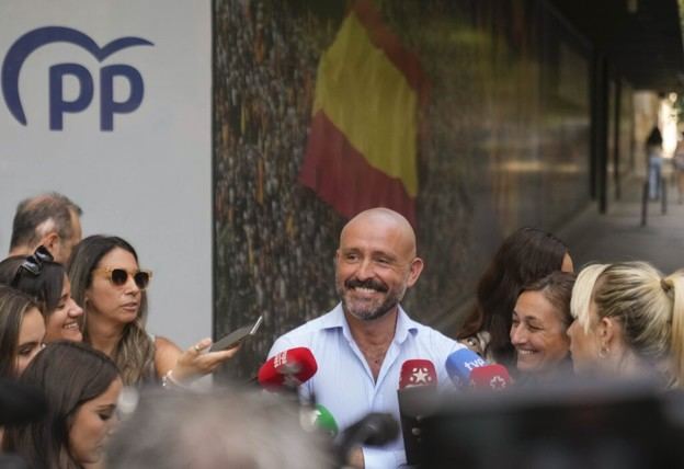 De los Santos critica a Pilar Alegría por sus acciones como ministra y la acusa de inventar llamadas para asustar a jubilados