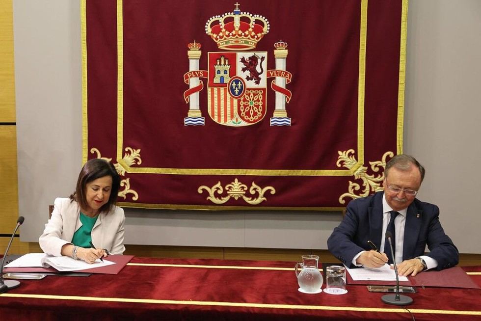 Defensa y Ceuta firman un acuerdo clave para el desarrollo urbano y social