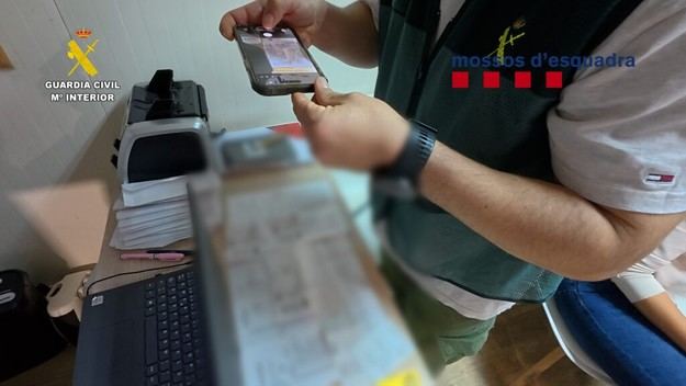 Desmantelada red que suministraba material para cultivos ilegales de marihuana
