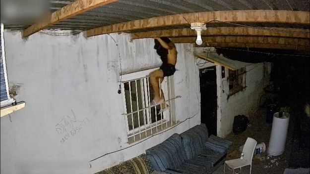 Detenido tras robar en un local saltando una valla y accediendo por una ventana
