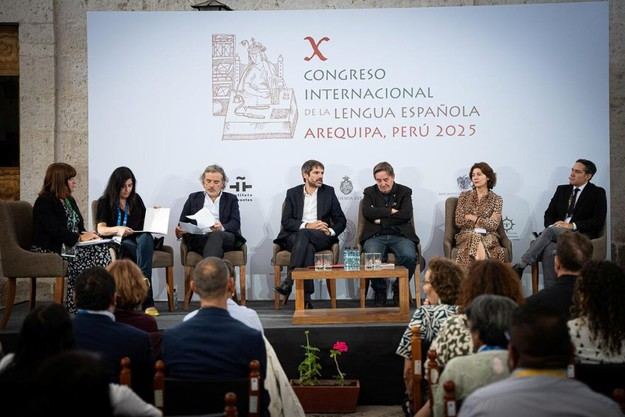 Ministro de Cultura dialoga con editores en el Congreso de la Lengua en Arequipa