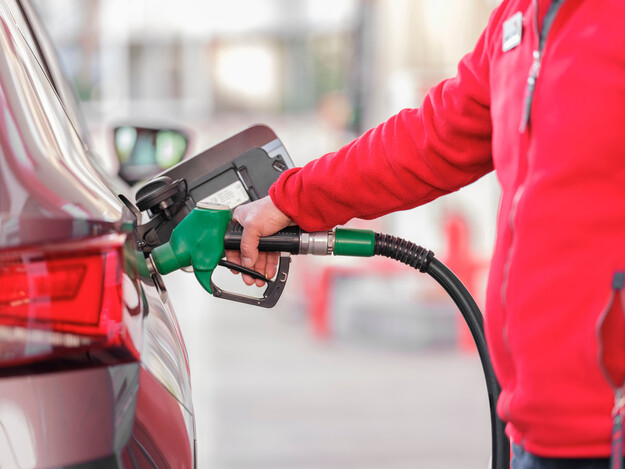 El MITECO aprueba liberar reservas de gasóleos y querosenos por seis días