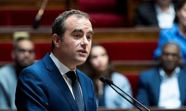 Sébastien Lecornu, nuevo primer ministro de Francia, supera votaciones de desconfianza pero enfrenta desafíos inminentes