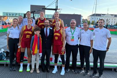 Elisa Aguilar celebra el bronce del 3x3 femenino en el Europeo de Copenhague