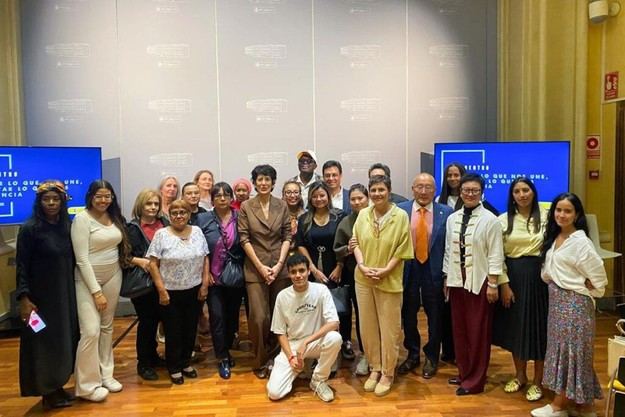 Elma Saiz promueve una Hispanidad inclusiva en encuentro con migrantes