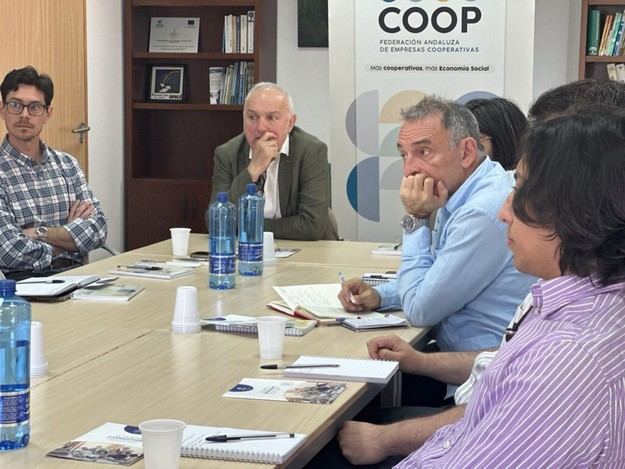 Enrique Santiago promete cambios legales para proteger a las cooperativas de abusos y discriminaciones