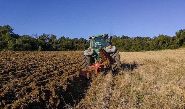 Hombre de 64 años muere tras volcar su tractor en Alcalá de Guadaíra