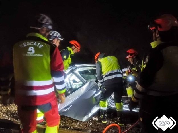 Un hombre muere tras caer su coche en la vía del tren en Corvera de Asturias