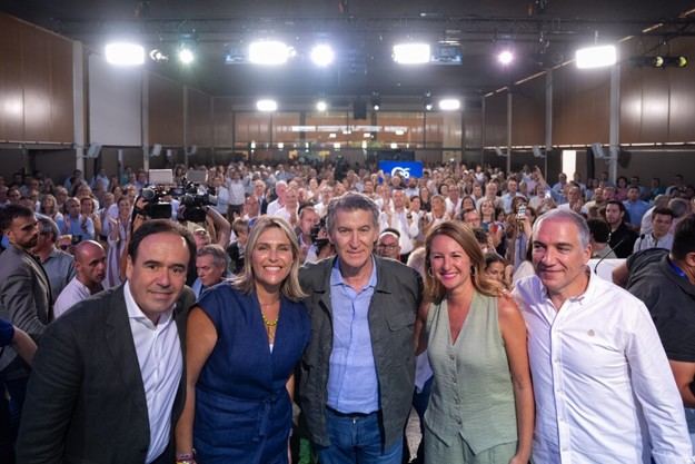 Feijóo critica al PSOE por su gestión y pide que se aleje del dinero público