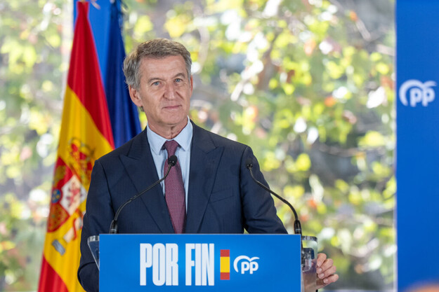 Feijóo promete asegurar las pensiones y critica a Sánchez por los desahucios