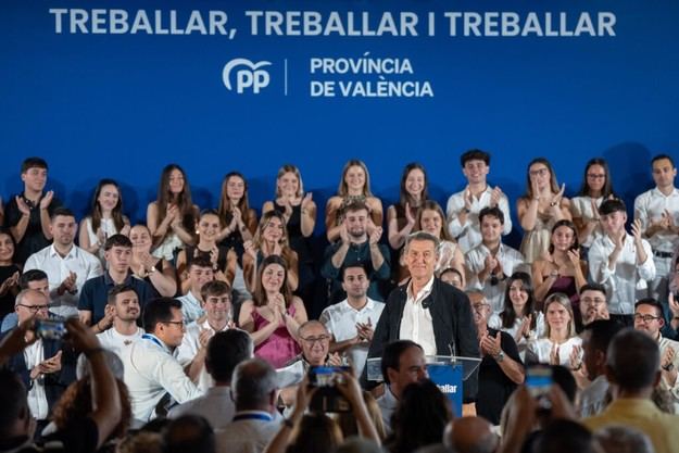 Feijóo critica a Zapatero por mentir y arrastrar a su familia en el escándalo