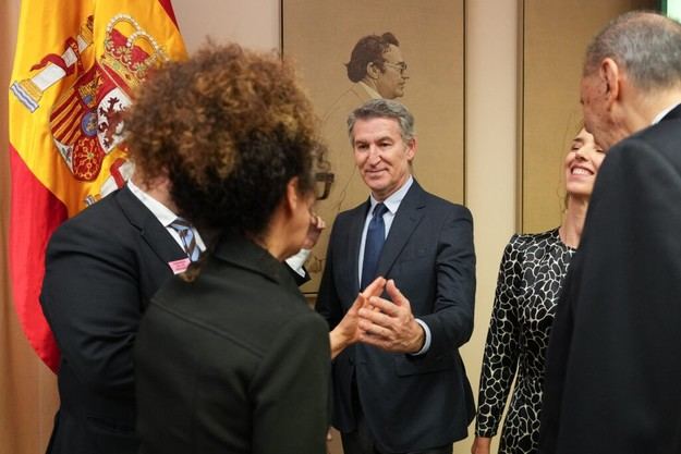 Feijóo critica a Sánchez por falta de autoridad moral en temas de paz y patriotismo