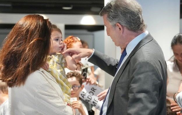 Feijóo se reúne con familias afectadas por las ayudas CUME y propone su ampliación
