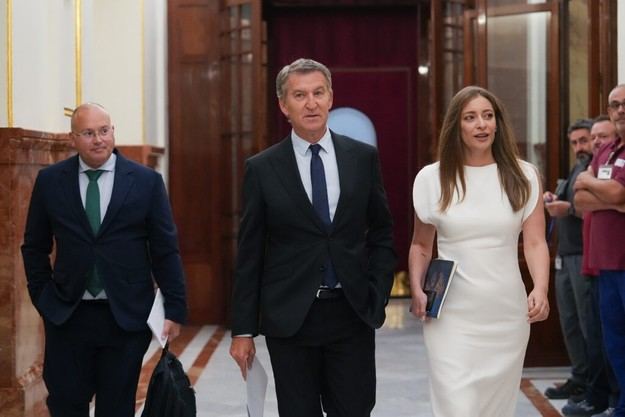 Feijóo se compromete a reformar la educación tras resultados de PISA 2025