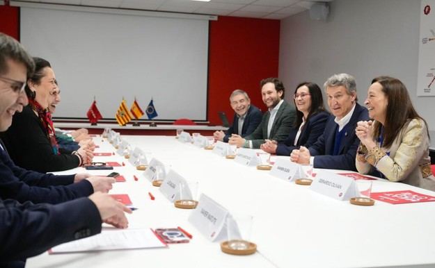 Feijóo critica al Gobierno por afectar a las familias vulnerables y su derecho a la renta