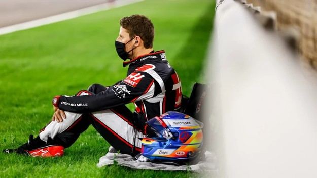 Grosjean se reencuentra con su casco del accidente en Bahréin 2020
