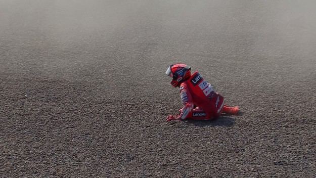 Bezzecchi y Márquez se caen en la primera vuelta del GP de Indonesia