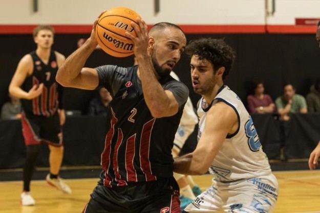 Cinco líderes invictos mantienen su posición en la competición de baloncesto