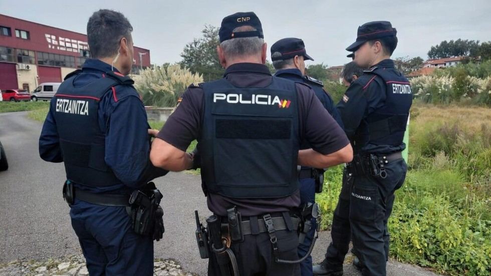 Desalojo de vivienda ocupada en Sondika por la Ertzaintza y Policía Nacional