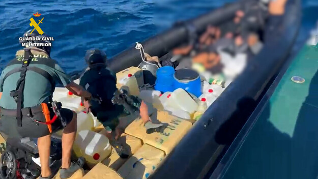 Detenidos ocho tripulantes de una narcolancha con 3.040 kilos de hachís en Huelva