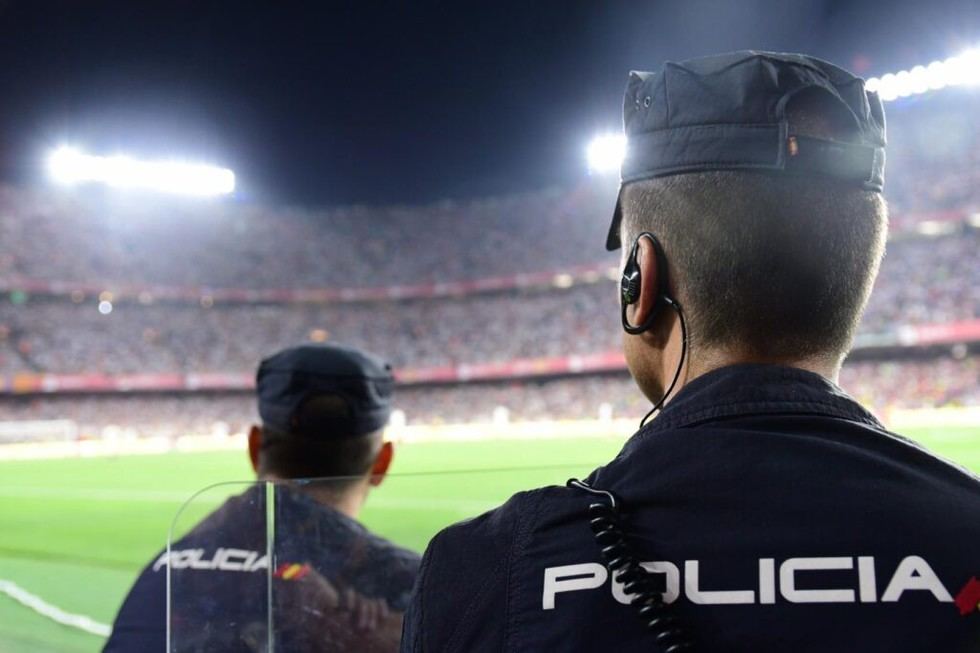Identifican a tres sospechosos por amenazar a árbitro de fútbol con pancarta en diana