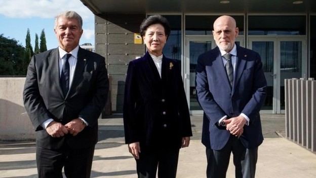 La Masia del FC Barcelona recibe a la consejera de Estado de China para conocer su modelo de canteras