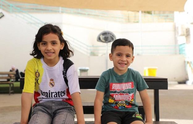 Omar, un niño de Gaza, comienza su recuperación tras sobrevivir a un ataque aéreo