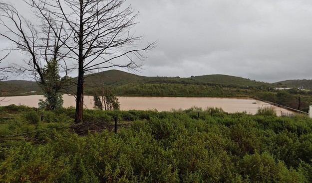 Técnicos de emergencia drenan el embalse Monte Félix-Toril para reducir la presión del muro