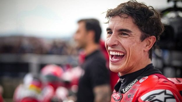Marc Márquez triunfa en una carrera llena de caídas en Sachsenring