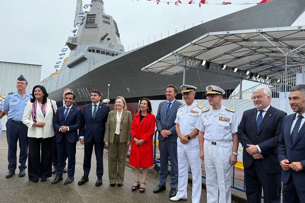 Robles destaca la modernización de la Armada en la botadura de la fragata F-111 'Bonifaz'