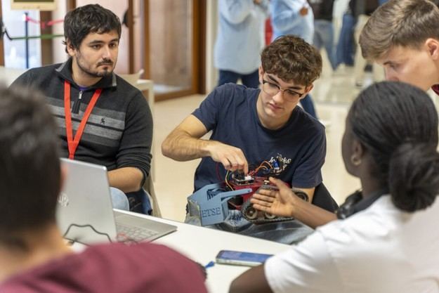 Estudiantes innovan en limpieza de playas durante la Hackatón Robotech en Tarragona