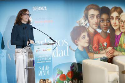 Mónica García enfatiza la relación entre salud mental y justicia social en un acto conmemorativo