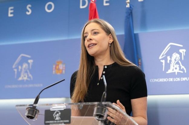 Muñoz exige a Sánchez disolver las Cortes tras acusaciones de corrupción en su gobierno