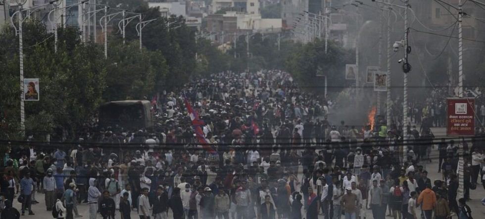 Dimisión del primer ministro de Nepal tras protestas violentas y represión policial