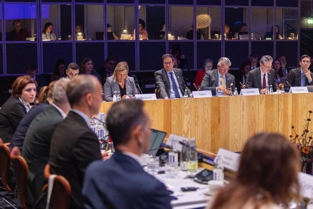 Óscar López pide acelerar la protección de menores en entornos digitales en la UE