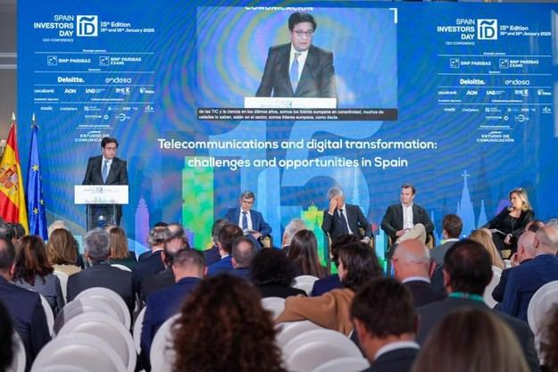Óscar López resalta la 'tercera vía digital' de España para atraer inversores globales