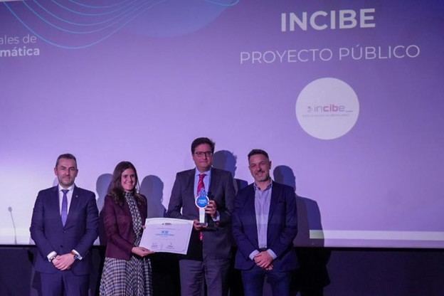 Óscar López recibe premio por la calidad del servicio de ciberseguridad 017 del INCIBE
