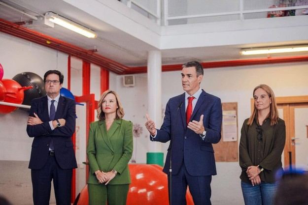 Sánchez propone reducir horas lectivas y mejorar ratios para profesores