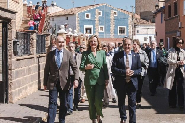 Pilar Alegría resalta la necesidad de oportunidades en el medio rural durante su visita a Azuara