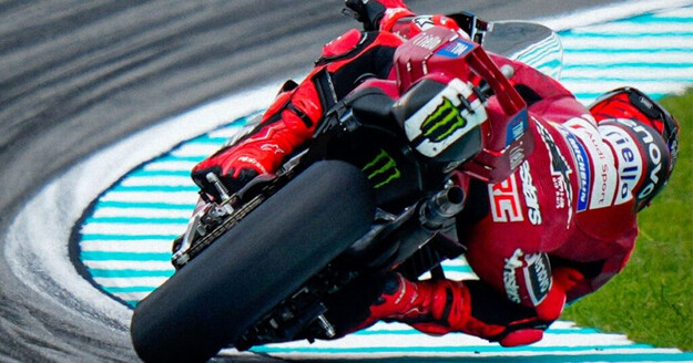 Márquez lidera la práctica de MotoGP en Sepang pese a una caída