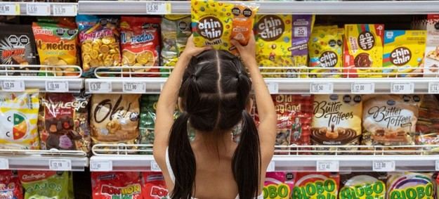 Obesidad infantil alcanza niveles récord, superando el bajo peso en niños
