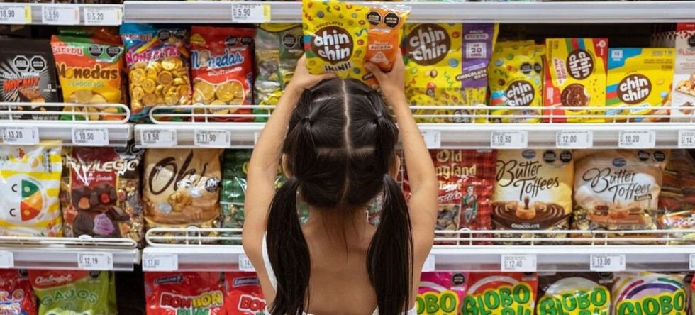 Obesidad infantil alcanza niveles récord, superando el bajo peso en niños