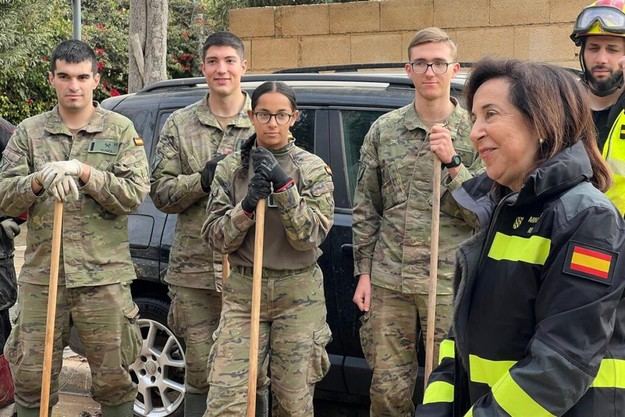 Robles destaca el papel vital de los militares en la seguridad y recuperación de Valencia