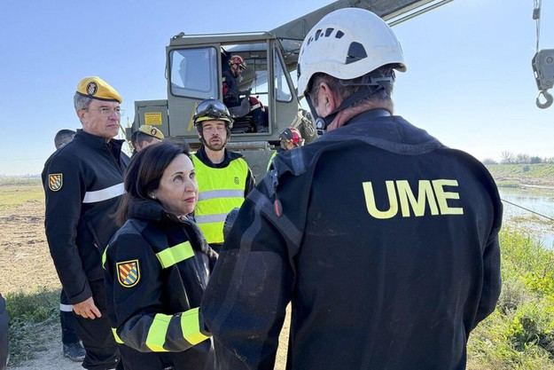 Robles destaca la vital labor de la Unidad Militar de Emergencias en la recuperación tras la DANA