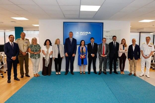 Margarita Robles visita el Centro Tecnológico de Indra en Vigo para fomentar el empleo de calidad